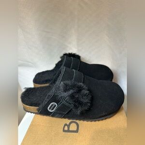 NWT BEARPAW “Stevie” Mules Clogs in Black “Never Wet” Suede Leather, Women’s 7